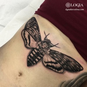 tatuaje-polilla-realismo-logia-barcelona-modesti 